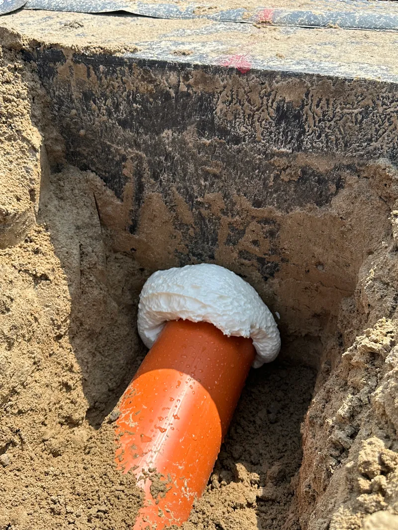 Zabezpieczenie podejścia kanalizacyjnego otuliną i korkiem